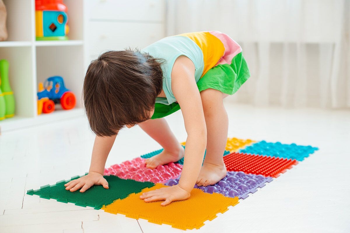 Ортопедические коврики помогают стопе правильно развиваться, а также улучшают координацию. Источник: Shutterstock📷
