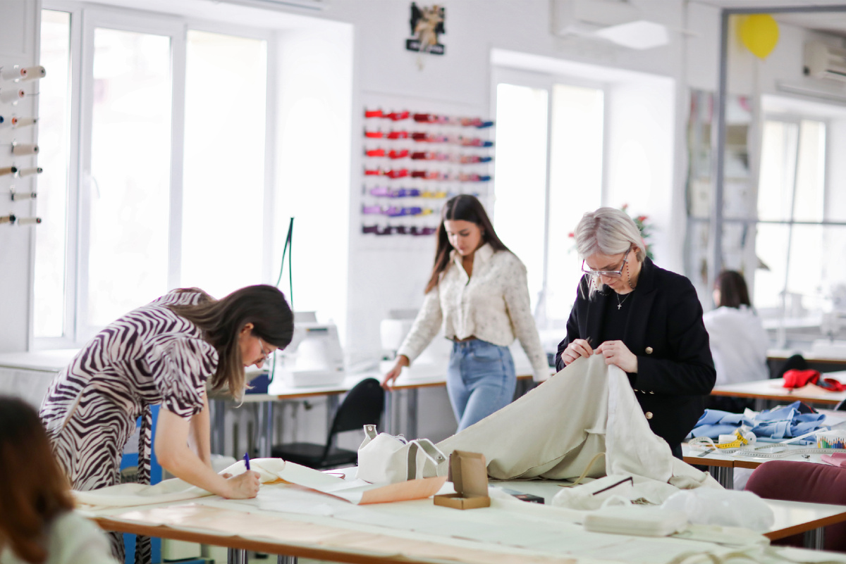 Школа дизайна одежды "Практика". Востребованное образование в сфере моды. Мы воспитываем дизайнеров одежды с 2010 года.