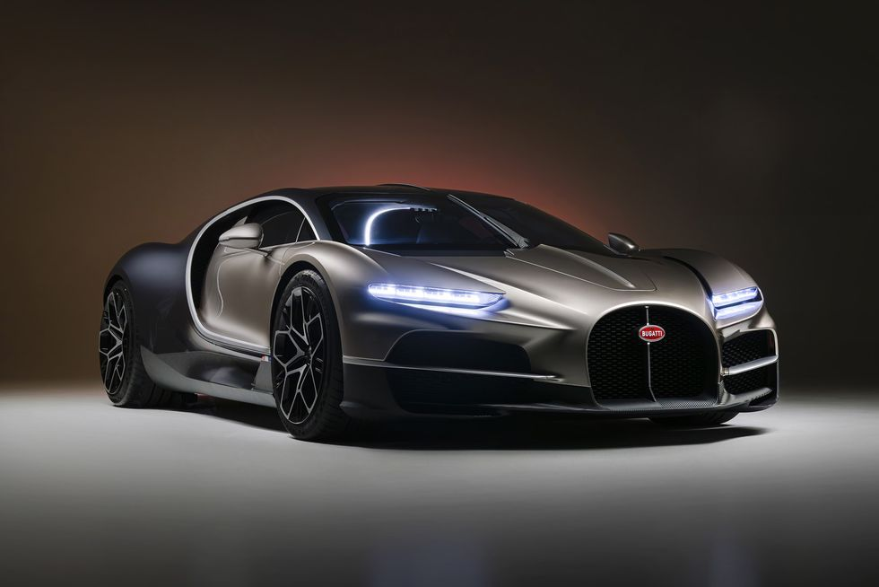 Компания Bugatti представила новый гиперкар под названием Tourbillon, что в переводе с французского означает «вихрь». Автомобиль считается преемником модели Chiron и впервые в истории марки получил гибридную силовую установку. 
