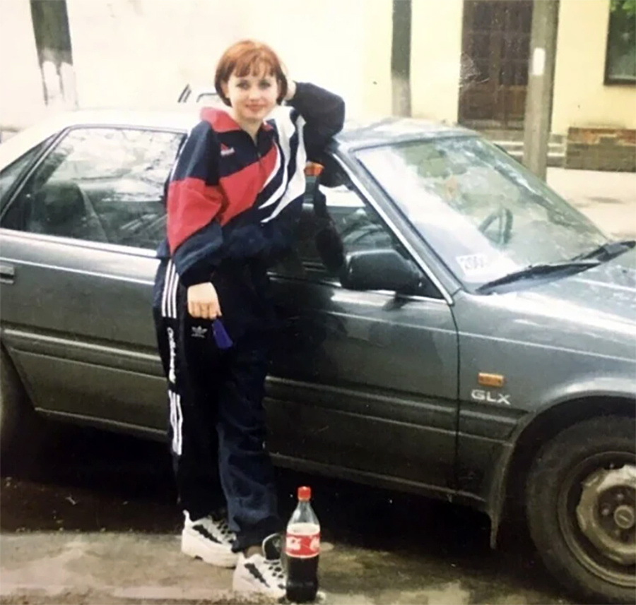 Posing with car: изображения без лицензионных платежей