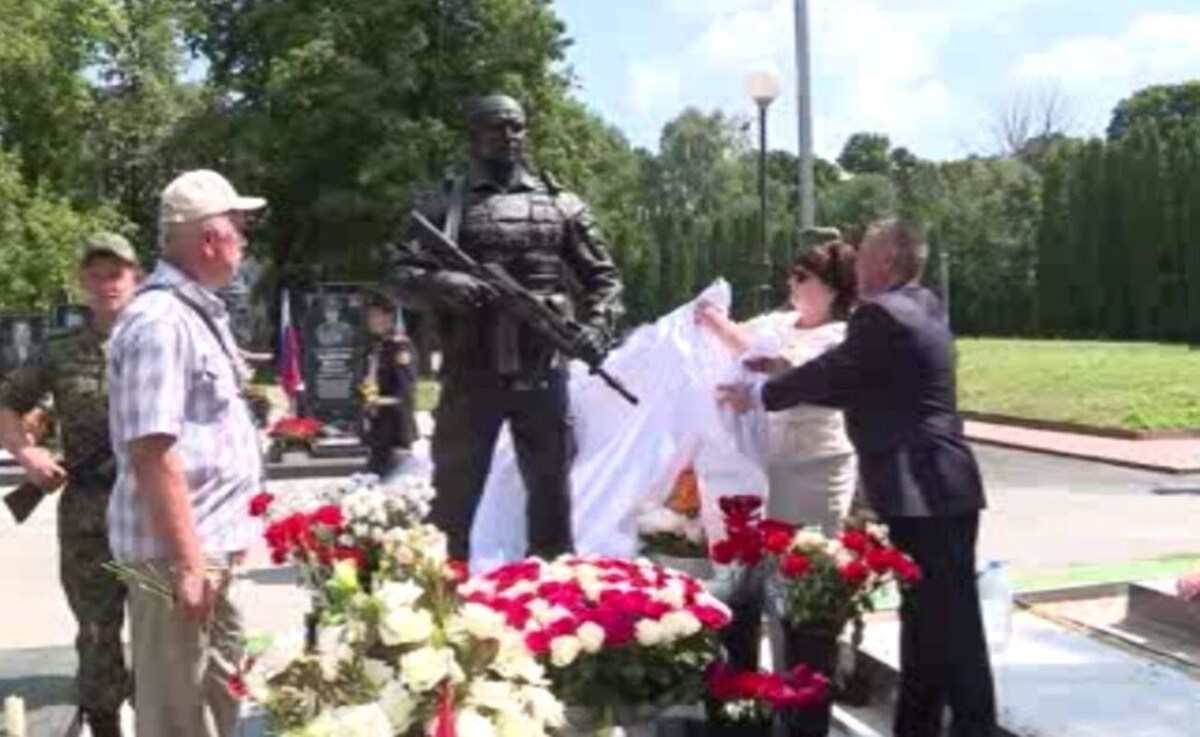    В Курске открыли памятник прапорщику пограничной службы Евгению Пронину