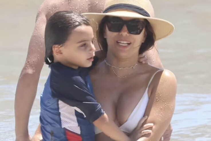     Еву Лонгорию в откровенном белом бикини с сыном на руках заметили на пляже в Испании