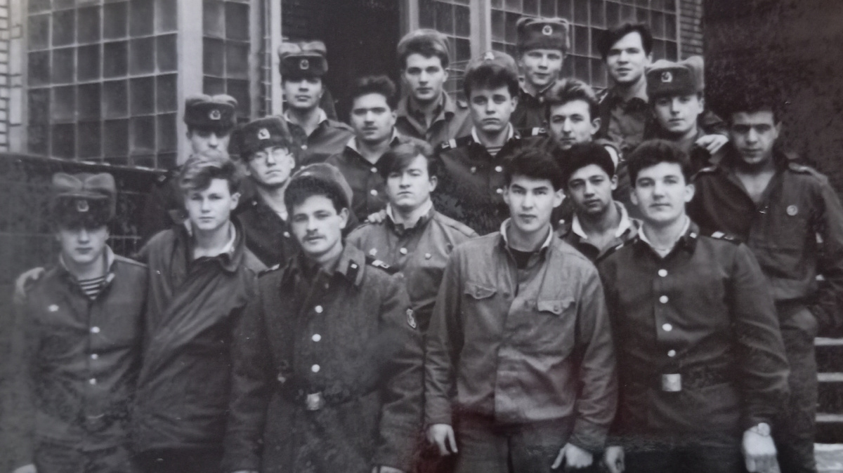 На фото парни разных национальностей. Москва, стройбат. 