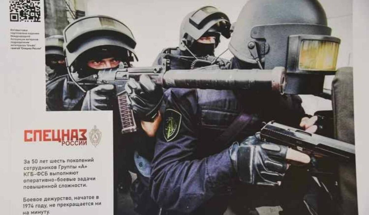     Сотрудники группы "А" на фото выставки. Источник: kp.ru Автор фото: Владимир Сварцевич, Владимир Веленгурин