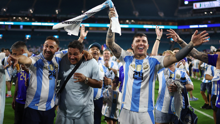    Энцо Фернандес (справа) празднует победу на Кубке Америки. Reuters