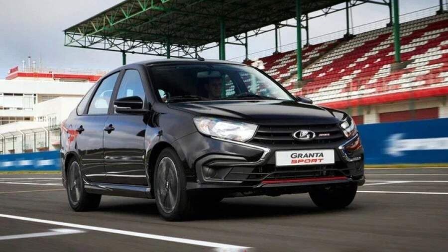 Lada Granta Sport появилась на рынке в сентябре прошлого года. Сейчас из прайс-листов исчезли комплектации Sport23. Седан стоил 1 405 000 рублей, а лифтбек — 1 445 000 рублей. Теперь комплектация обновилась и получила новое название Sport24. А стоимость подскочила на 18 тыс. рублей в обоих кузовах: седан продаётся за 1 423 000 рублей, а лифтбек — за 1 463 000 рублей. Повысился экологический класс 118-сильного двигателя («Евро-5» в 2024 году вместо прошлогоднего «Евро-2». А также появились центральный замок и задние парктроники.