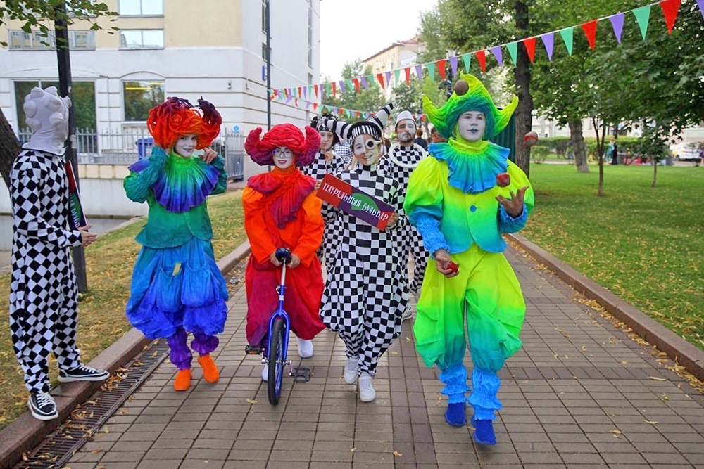    На Цветном бульваре с праздничной программой выступают артисты Росгосцирка. / Александр Корольков/ РГ