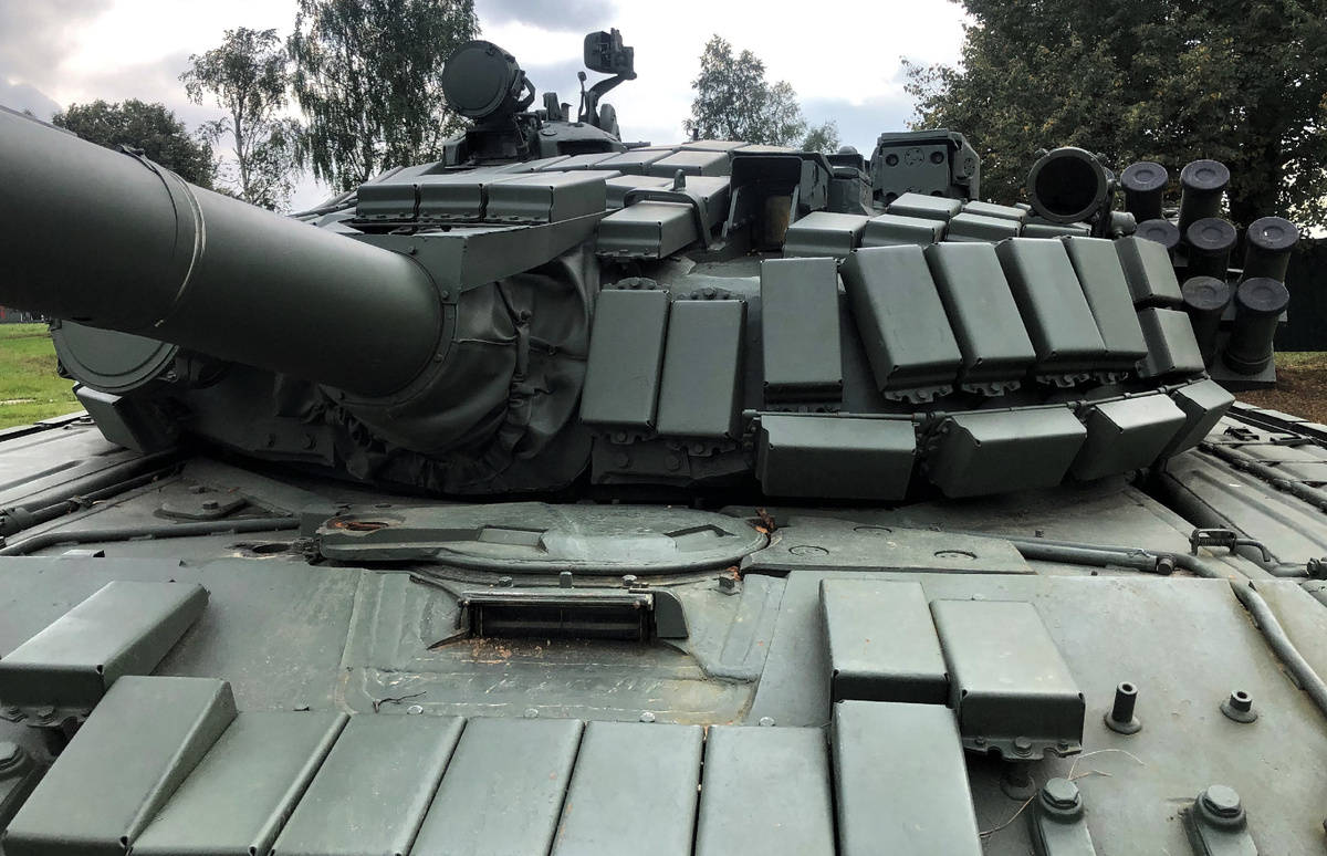 Башня нижнетагильских Т-72Б/Б1 имела увеличенный габарит броневой защиты. Для обеспечений нормальных условий посадки и высадки мехвода контейнеры ДЗ "Контакт" крепились непосредственно на поверхности скул, что снижало эффективность действия ДЗ из-за неоптимального угла установки контейнера. Заданная противокумулятивная стойкость в 900...950мм обеспечивалась как ДЗ , так и  усиленной броневой защитой башни.