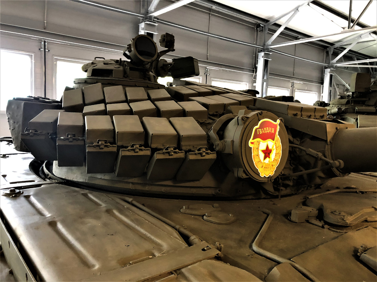 Установка контейнеров с ЭДЗ "Контакт" на скуле башни танка Т-72АВ. В нижнем ряду закреплены контейнеры со скошенными наружными крышками.