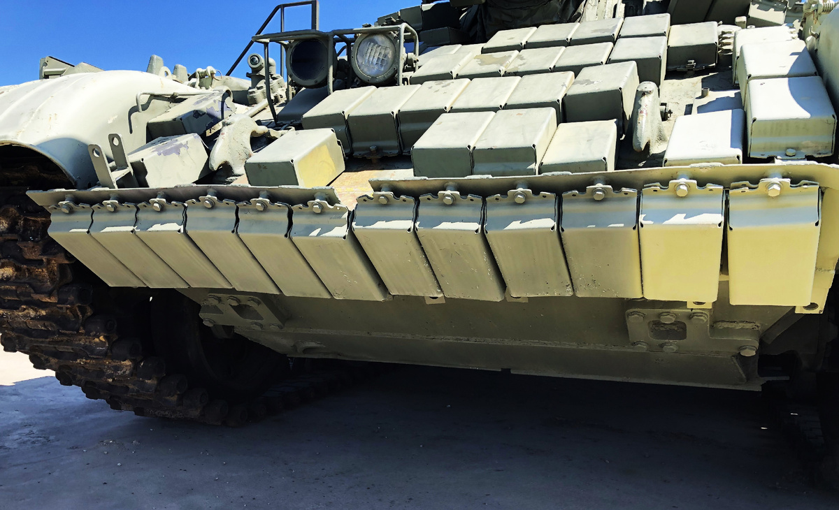 Лобовая часть корпуса танка Т-55АМВ. На ВЛД установлены как стандартные контейнеры, так и увеличенной толщины.