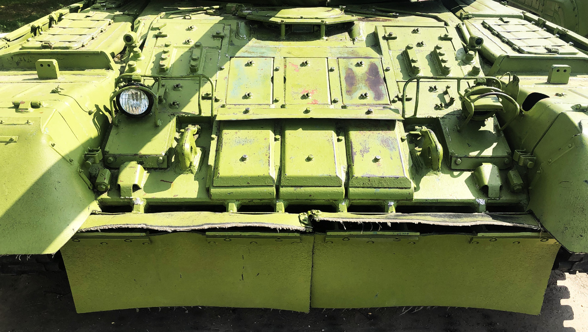ВЛД танка Т-80УД с встроенной ДЗ "Контакт-5".