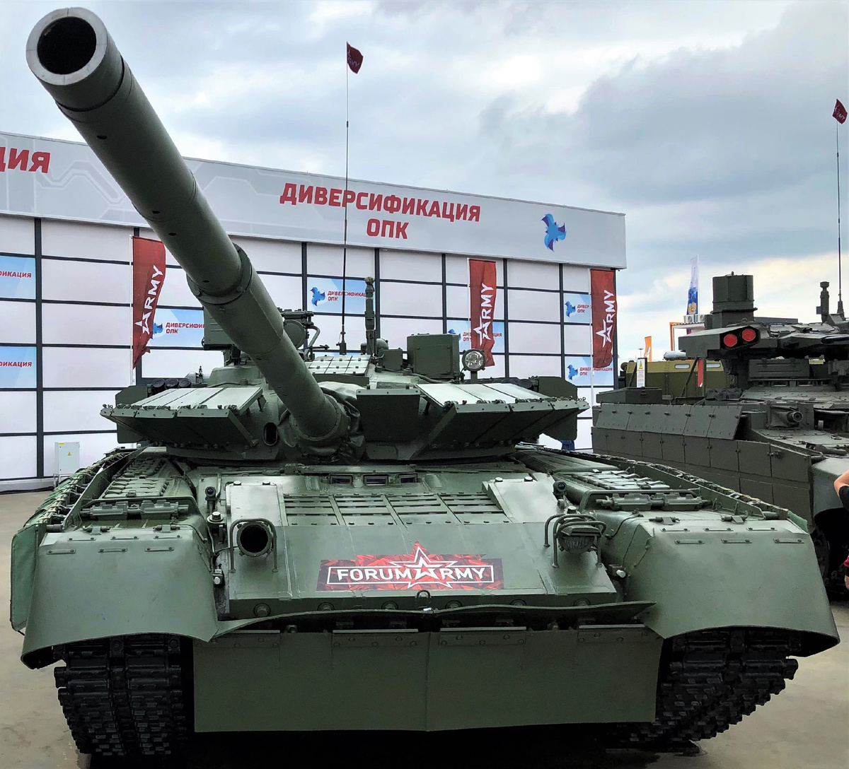 Модернизированный танк Т-80БВМ , оснащенный "Реликтом".