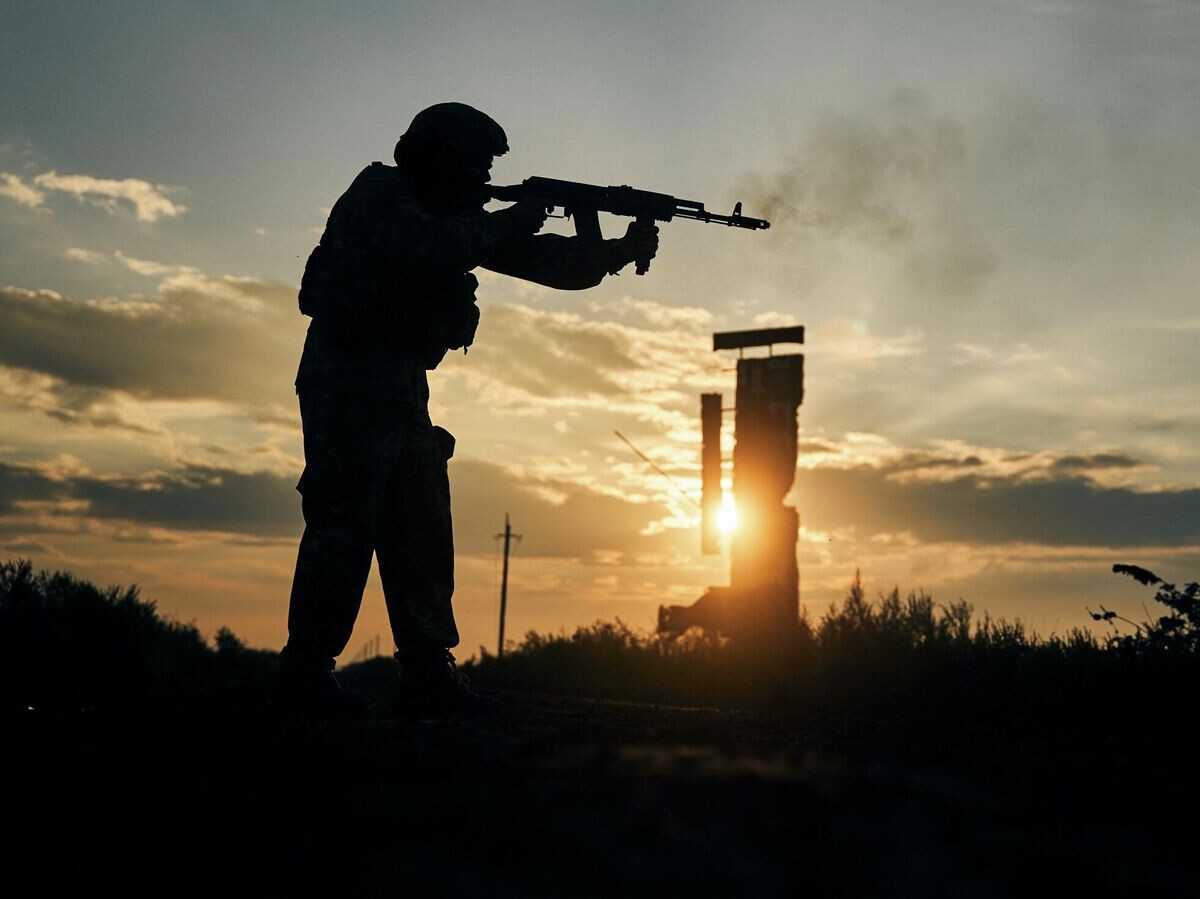    Украинский солдат недалеко от Изюма, Харьковская область, Украина© AP Photo / Kostiantyn Liberov