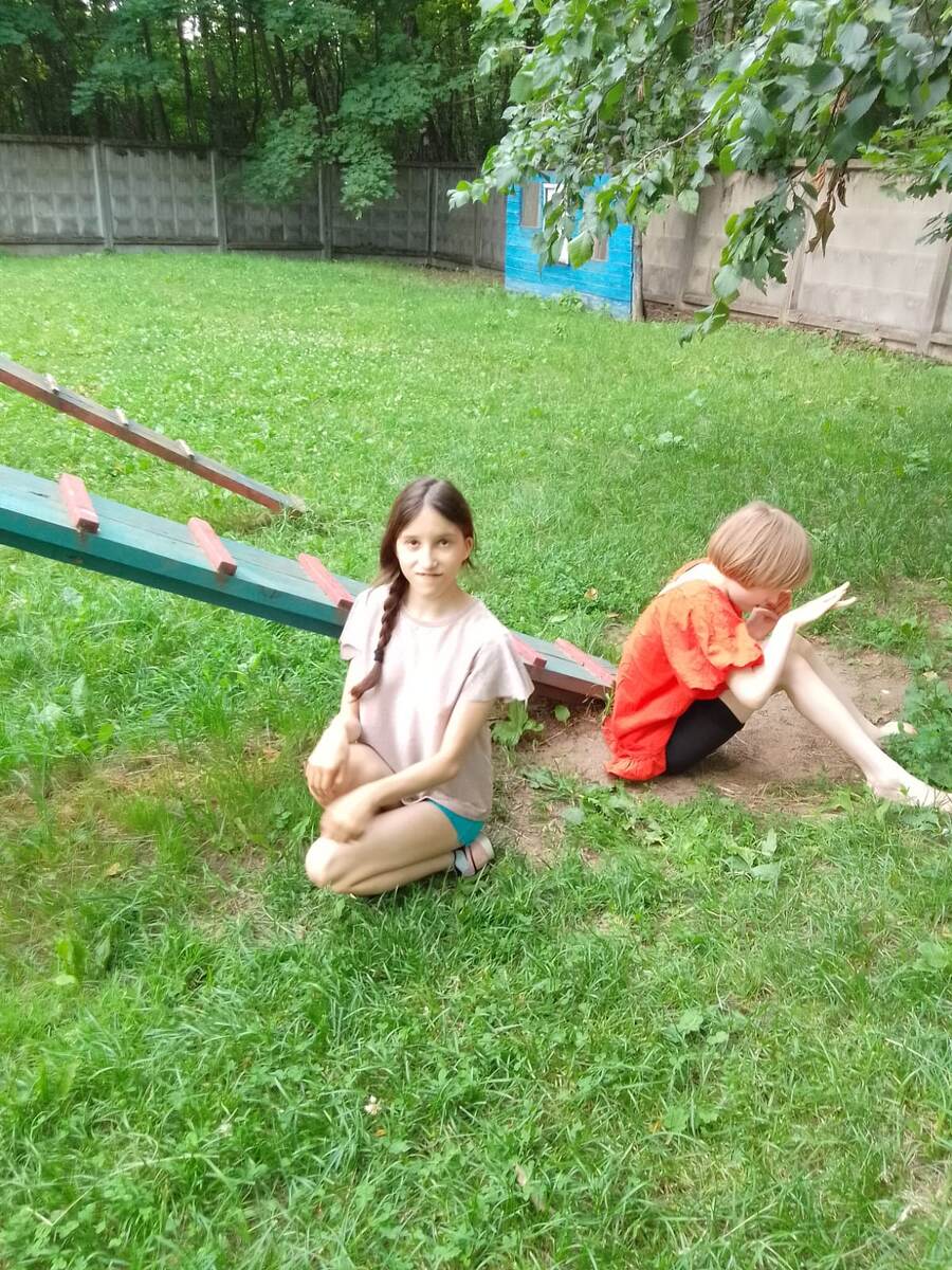 Обе наши дочки учатся на надомной форме обучения. Очень удобно, и есть надежда на хороший результат 