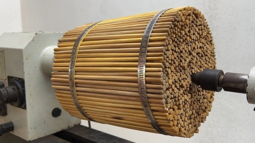 Сочетание использования бамбуковых палочек для еды и эпоксидной смолы. На токарном станке.