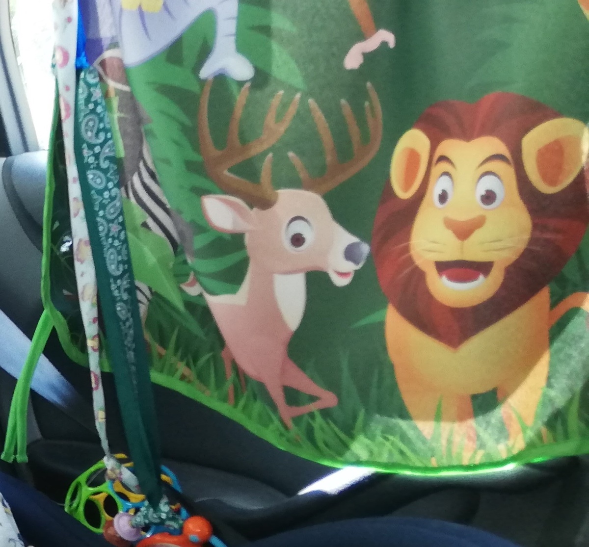 Шторка на окно и веревочки с игрушками