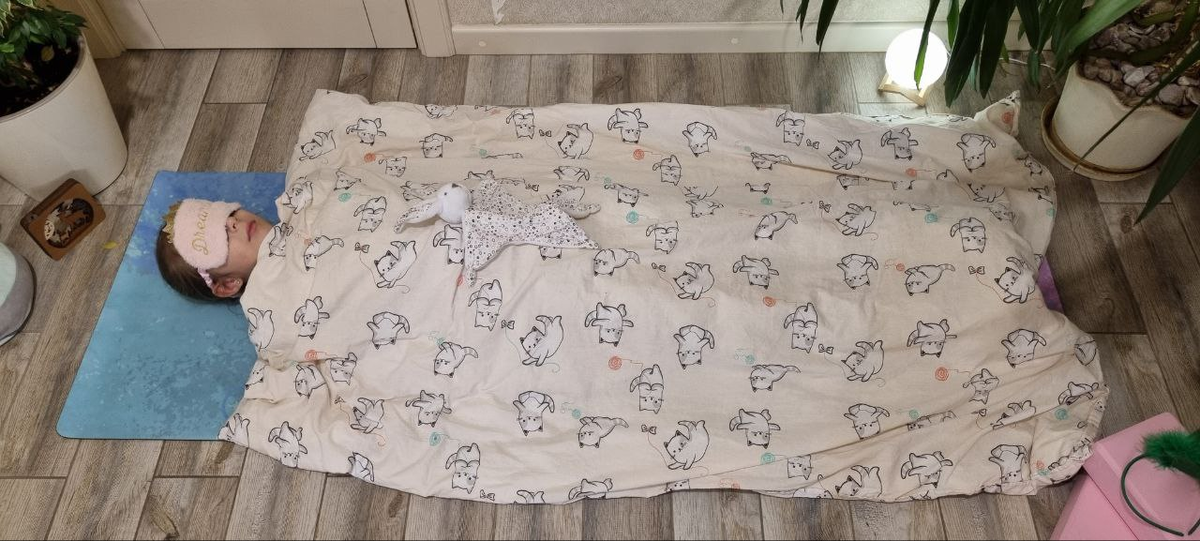 Расслабление под утяжелённым одеялом. ( о таком одеяле читайте ниже)