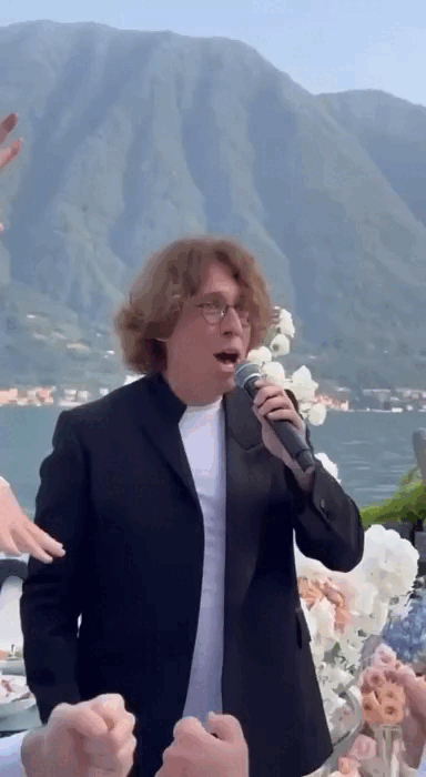    Источники сообщаются, что заработок Галкина* составил за это мероприятие 100 тысяч долларов (около 9,5 млн рублей).