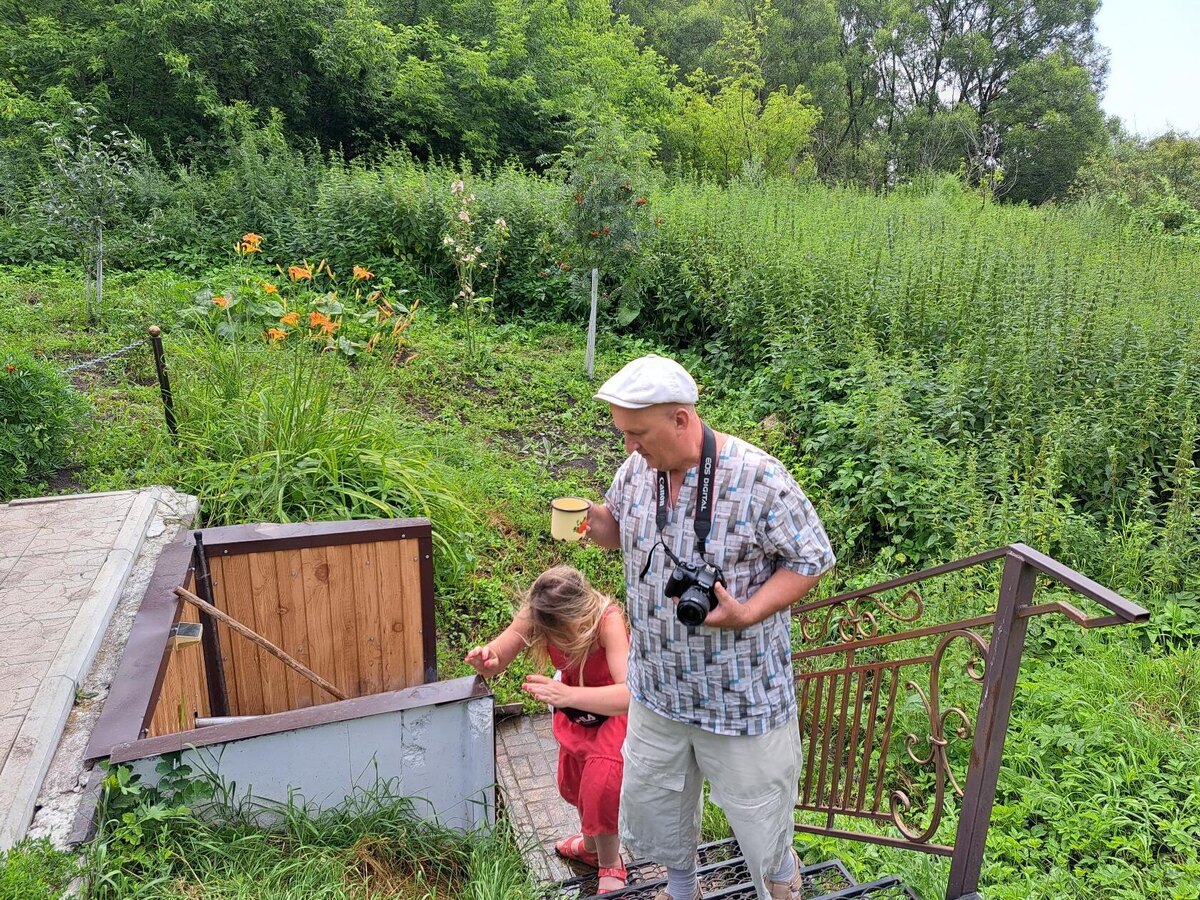 Участники поездки по традиции начинают посещение Казанской Арчады остановкой у местного родника и часовенки которые находятся рядом со старинной  церковью Казанской Божьей Матери, построенной ещё в позапрошлом веке, и, увы, уже разрушенной временем, но давшей название этому старинному селу Каменского района Пензенской области