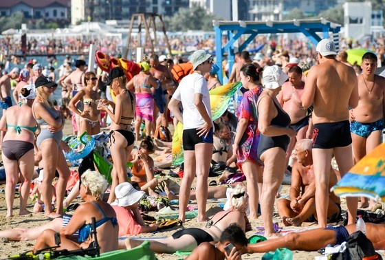    Отдыхающие на городском пляже Анапы