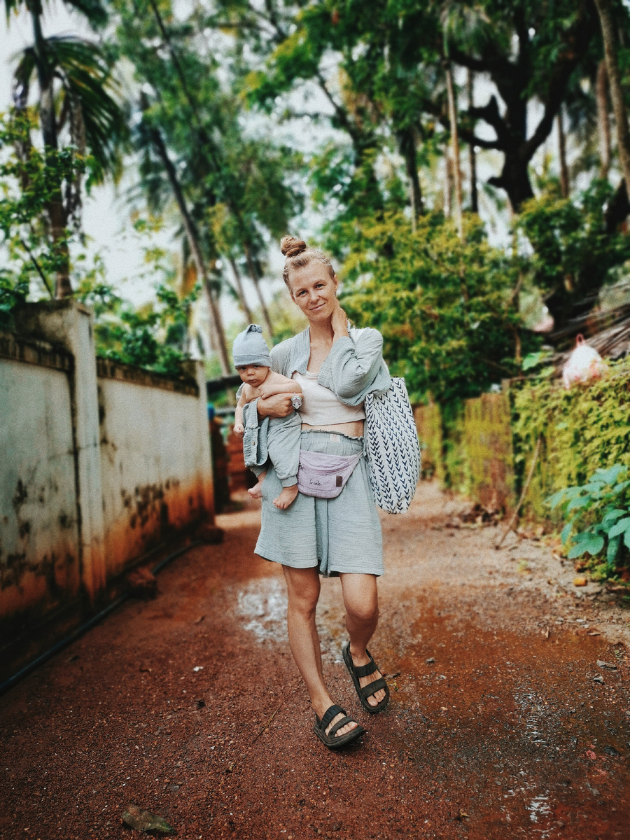 недавно мы арендовали машину, взяли троих детей под мышки (одного буквально) и отправились в мини-путешествие по Гоа 