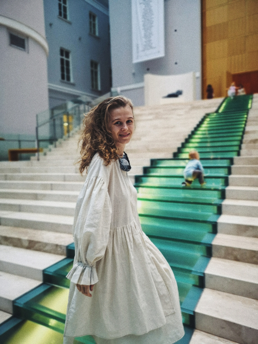 первый визит Богдана в Эрмитаж, он ещё не умел ходить, но с удовольствием ползал на лестнице Главного Штаба