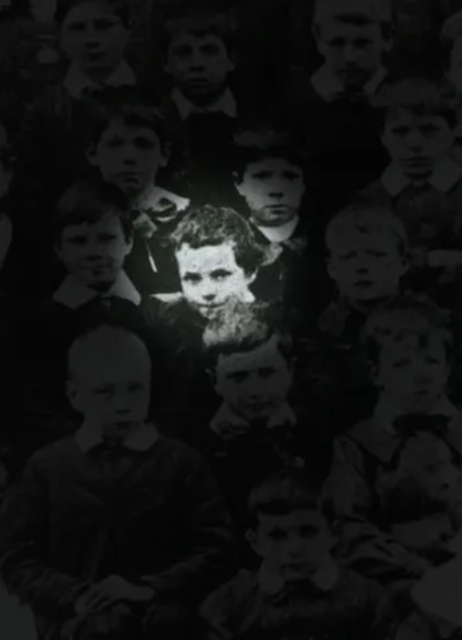 Чарли Чаплин (выделено) сфотографирован ребенком в возрасте 7 лет в 1897 году в школе Центрального Лондонского округа в Хануэлле, Англия. Предоставлено: Викисклад // Общественное достояние