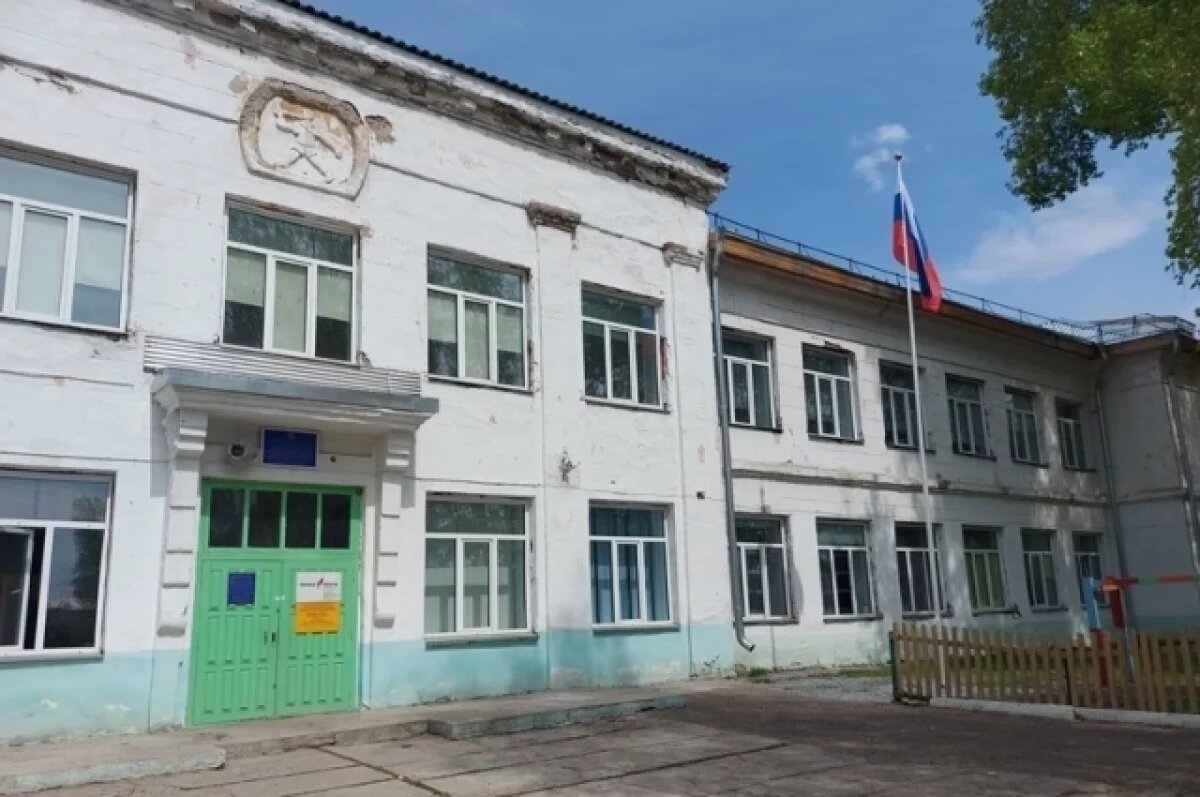    Школа на хорошем счету, и сигналов в полицию, КДН, прокуратуру до этого случая не поступало.