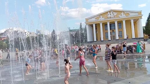 В фонтане на плескались/на 