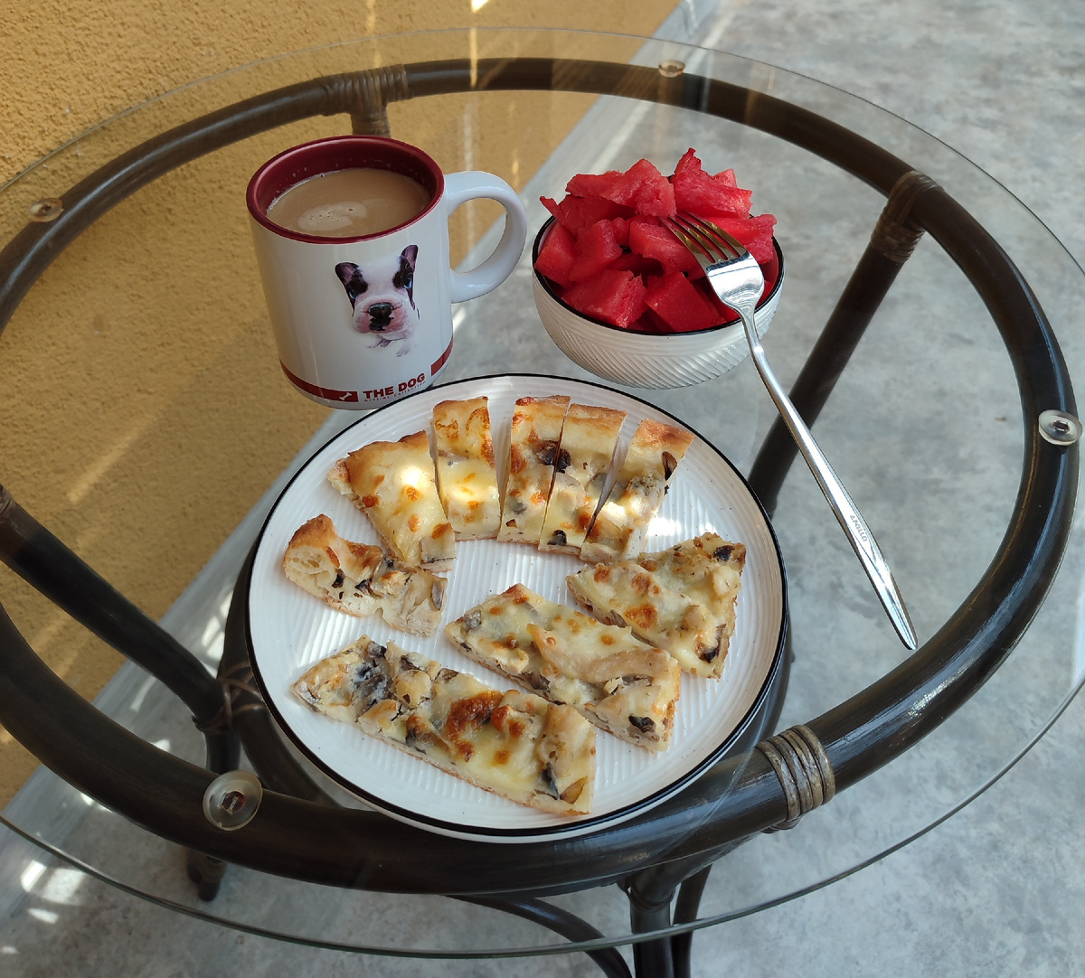 Последний кусок мясной пиццы, который вчера уже никому не влез 😁 кофе с молоком и арбуз