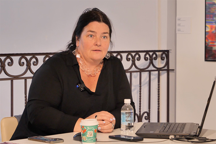    Художница Ольга Тобрелутс на лекции «Андерграунд 90-х: художники на танцполе» в галерее «БИЗОN».   
Фото: «БИЗНЕС Online»