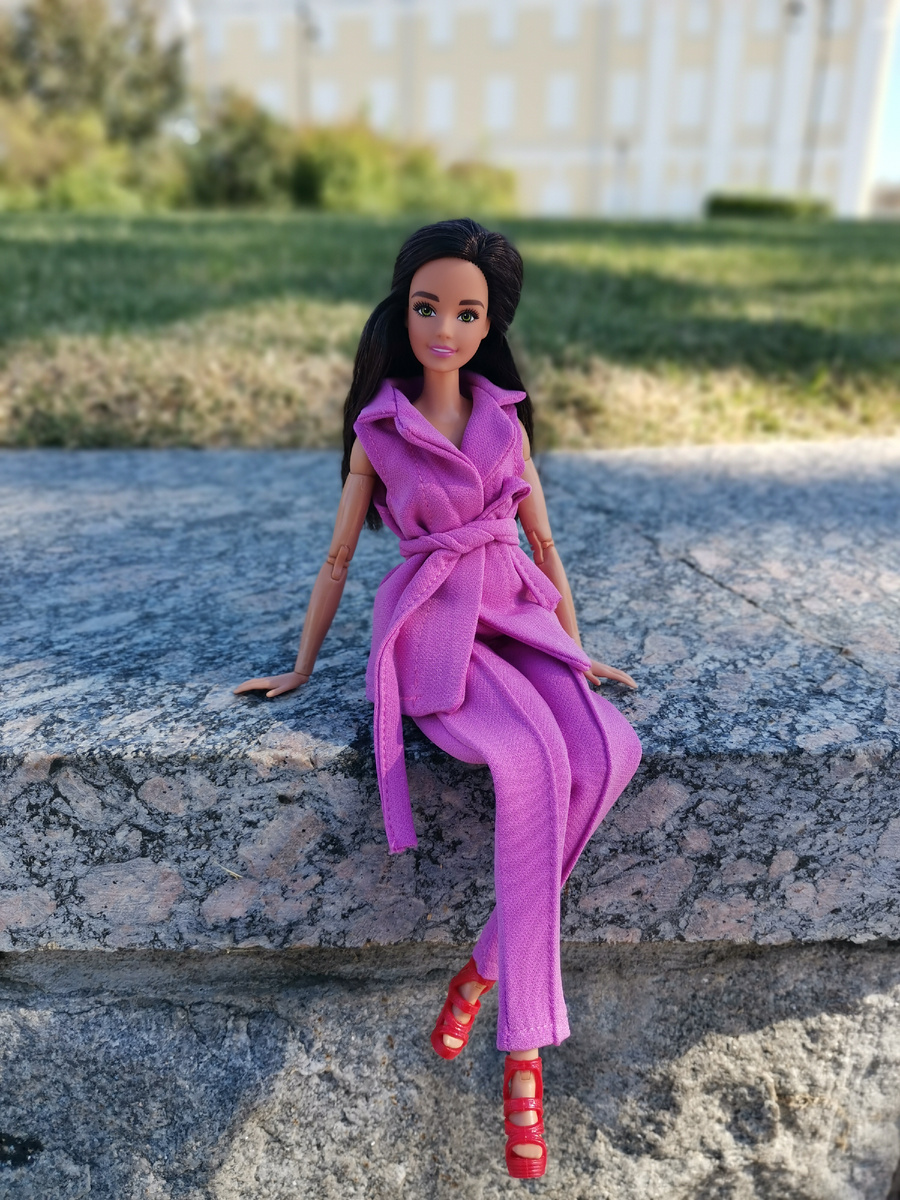 Мне показалось, что новый костюм подходит к ее помаде) 