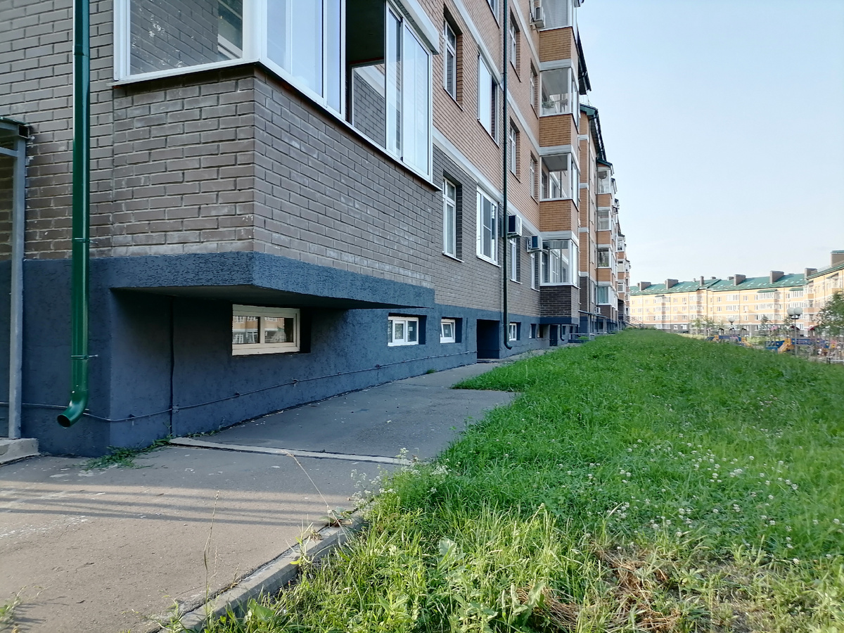 Окна в подвал почти все закрыты.