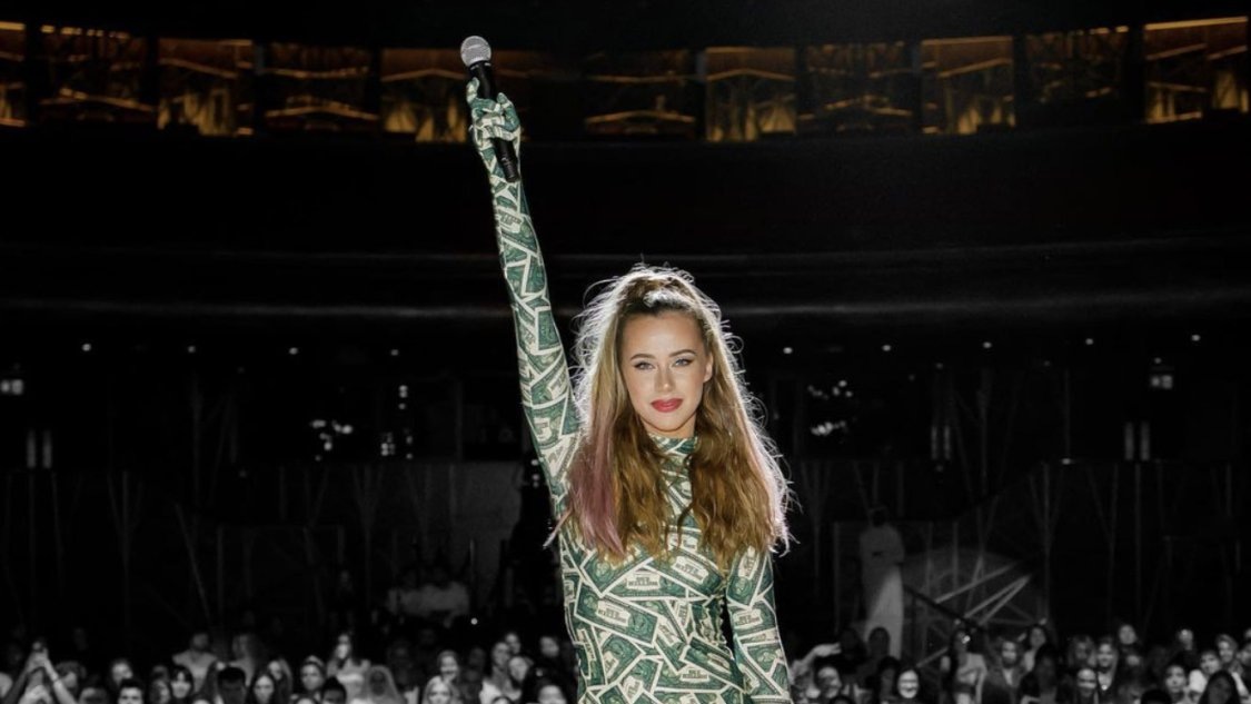 Следственный комитет возбудил уголовное дело в отношении популярного блогера Александры Митрошиной, говорится в сообщении на сайте московского управления СК. Дело связано с уклонением от уплаты налогов с физического лица в особо крупном размере: максимальное предусмотренное наказание за это — лишение свободы на срок до трех лет (часть 2 статьи 198 Уголовного кодекса).

Митрошина была индивидуальным предпринимателем и применяла упрощенную систему налогообложения. Но в период с октября 2020 по май 2022-го она заработала на продаже образовательных курсов существенно больше, чем допускает лимит для упрощенной системы, утверждает Следственный комитет. По его версии, Митрошина не захотела переходить на общую систему налогообложения и уплачивать НДС и НДФЛ (подоходный налог), поэтому использовала для обхода аффилированные и контролируемые ею ИП. «Со своего расчетного счета в целях сокрытия дохода [Митрошина] организовала поступление денежных средств от предпринимательской деятельности напрямую на вышеуказанные ИП. Тем самым Александра Митрошина уклонилась от уплаты налогов на сумму свыше 120 млн рублей», — говорится в сообщении следствия.