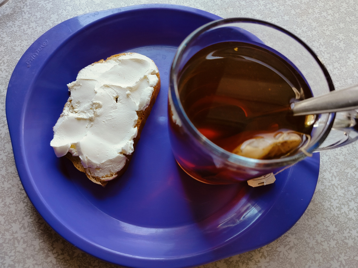 Всем доброе утро. Чёрный сладкий чай и бутерброд с творожным сыром .