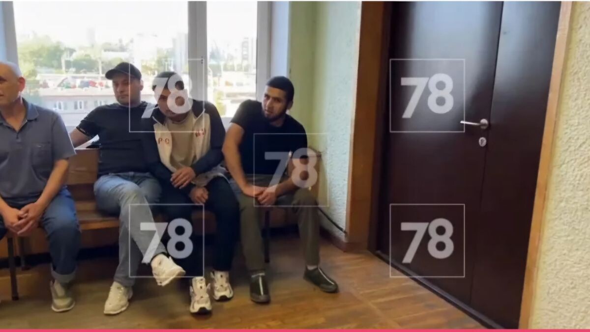     Арестованные мигранты. Источник: 78.ru Автор фото: Скриншот видео