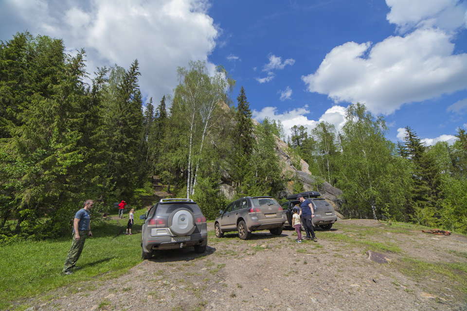 Площадка перед скалами.