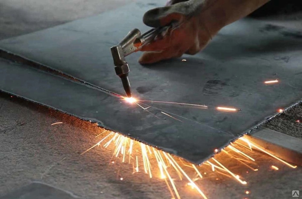 Газовая резка  металлического листа (Источник изображения https://sun9-13.userapi.com/impg/jL5mNzcPmYkaVGH5Aya54XiwM_QO9Y_ToRCicw/FAfQUYlrp88.jpg?size=1000x660&quality=95&sign=e1deeb3bd5188b53aa9492e2f48852d7&c_uniq_tag=jWqUGMnmmXSDy1piJ3-1sgQjk55juGIxwUbQTYl9JIY&type=album)
