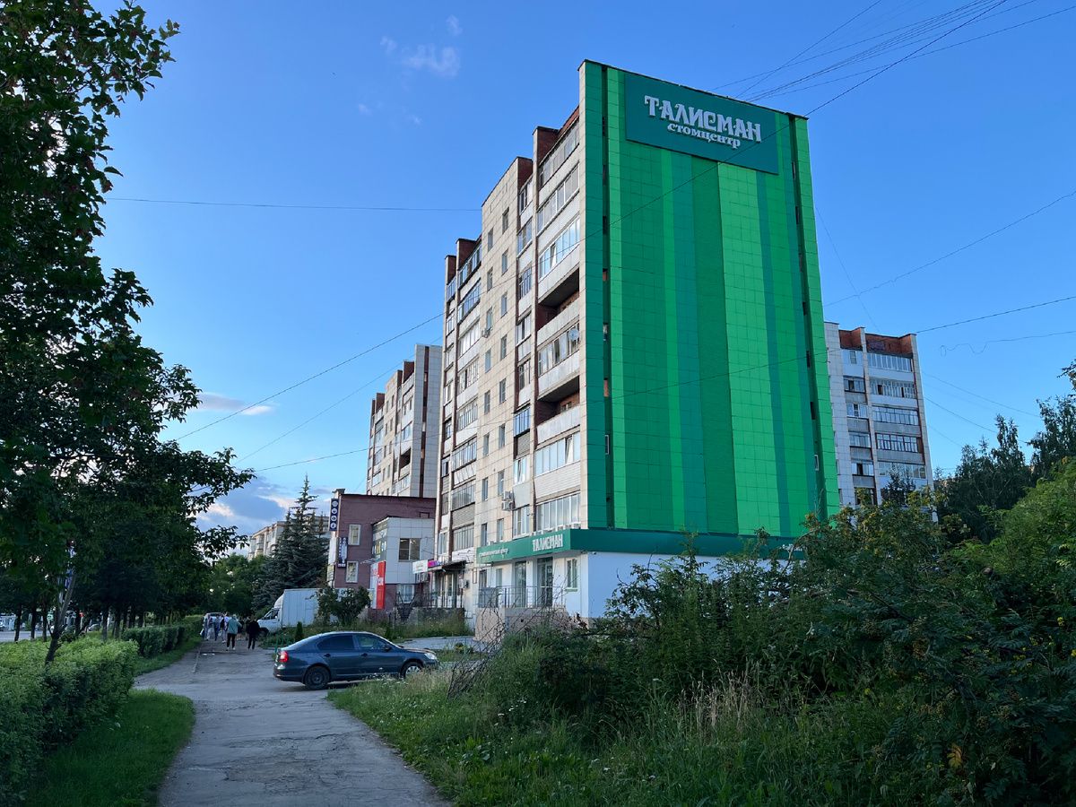 Это ещё не самая страшная наружная реклама. Фото моё.