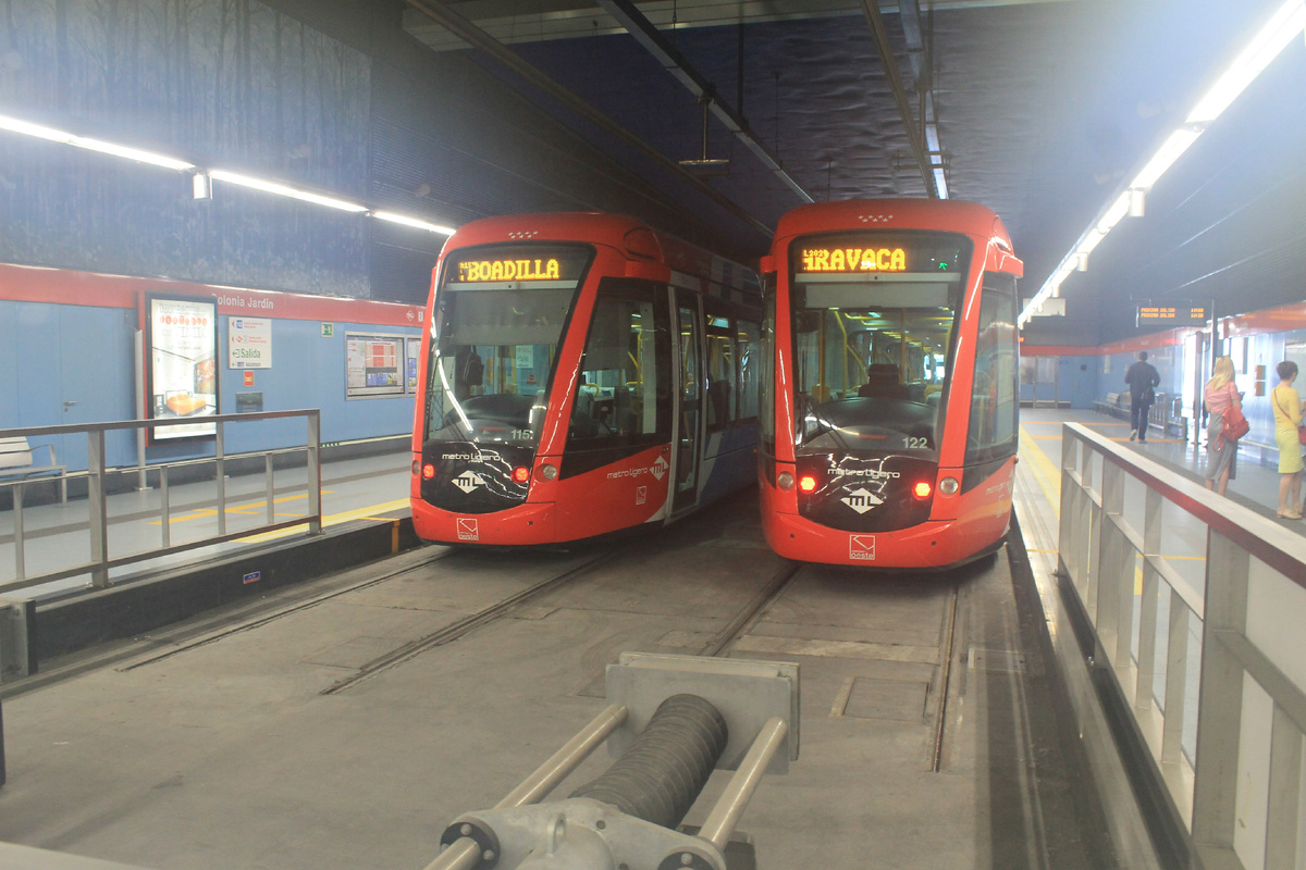 станция "Colonia Jardín", маршруты ML3 и ML2, вагоны Alstom Citadis 302