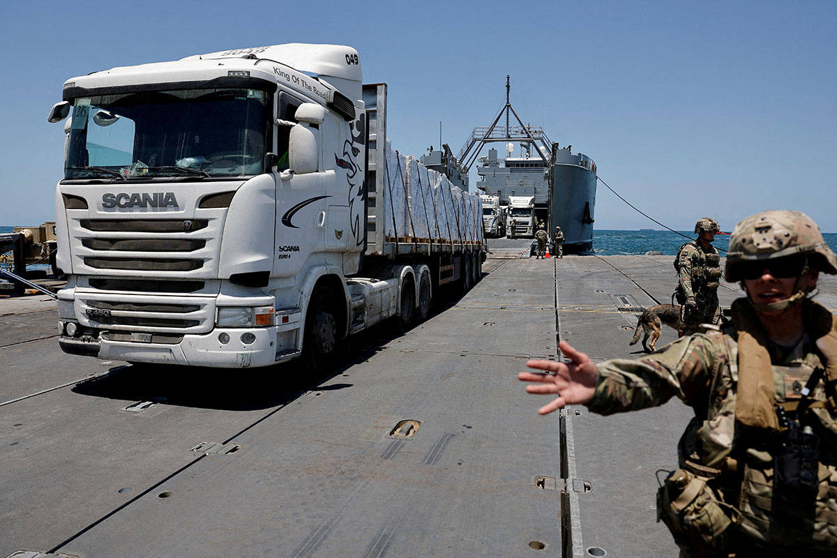    Более 200 грузовиков с гуманитарной помощью въехали в Газу — СМИ