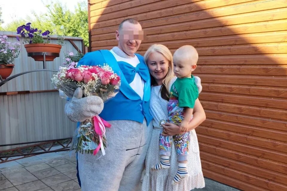    Боец вместе со своей семьей. Источник: www.alt.kp.ru