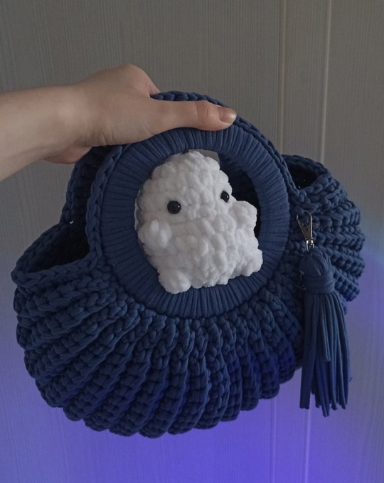 Сумочка из плотной трикотажной пряжи не деформируется