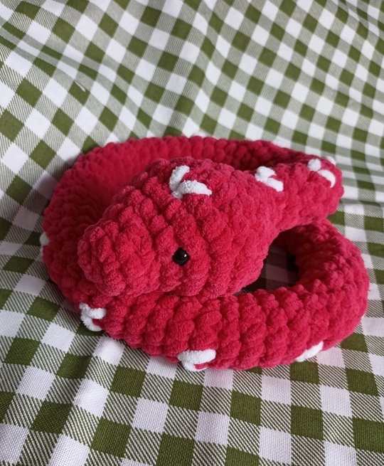 Змейка из мягкой плюшевой пряжи идеально подходит детям