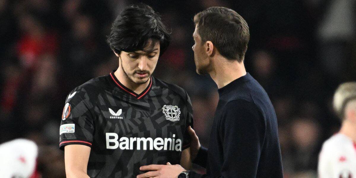 🟡 Хаби Алонсо отстранил Сердара Азмуна от тренировок с основным составом, сообщает источник Bild. По информации источника, Азмун пропустил тренировку, не предупредив об этом персонал клуба. Позднее футболист сослался на недомогание. Теперь форвард будет тренироваться по индивидуальной программе. Также сообщается, что Азмун находится в плохой физической форме.Отмечается, что футболист не входит в планы тренерского штаба «Байера» и, вероятно, покинет клуб летом.В прошлом сезоне Азмун выступал за «Рому» на правах аренды. На счету нападающего 29 матчей во всех турнирах, три мяча и четыре голевые передачи.