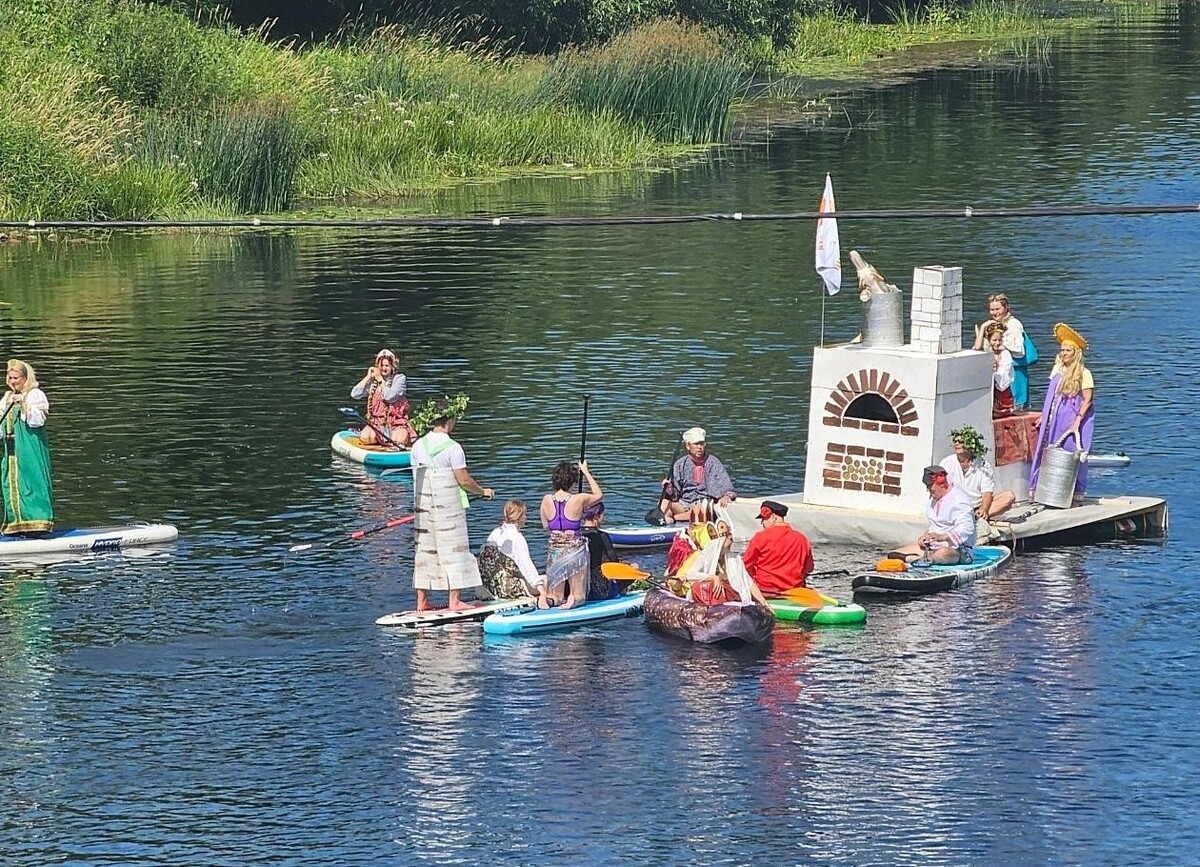 «Емеля и щукины дети» во время сплава на своем плоту