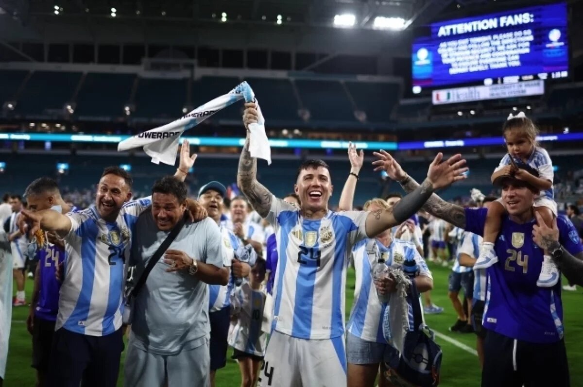    Футболист Фернандес извинился за расистские кричалки в адрес французов