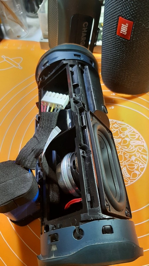 Легко и просто извлёк батарею из JBL Charge 5