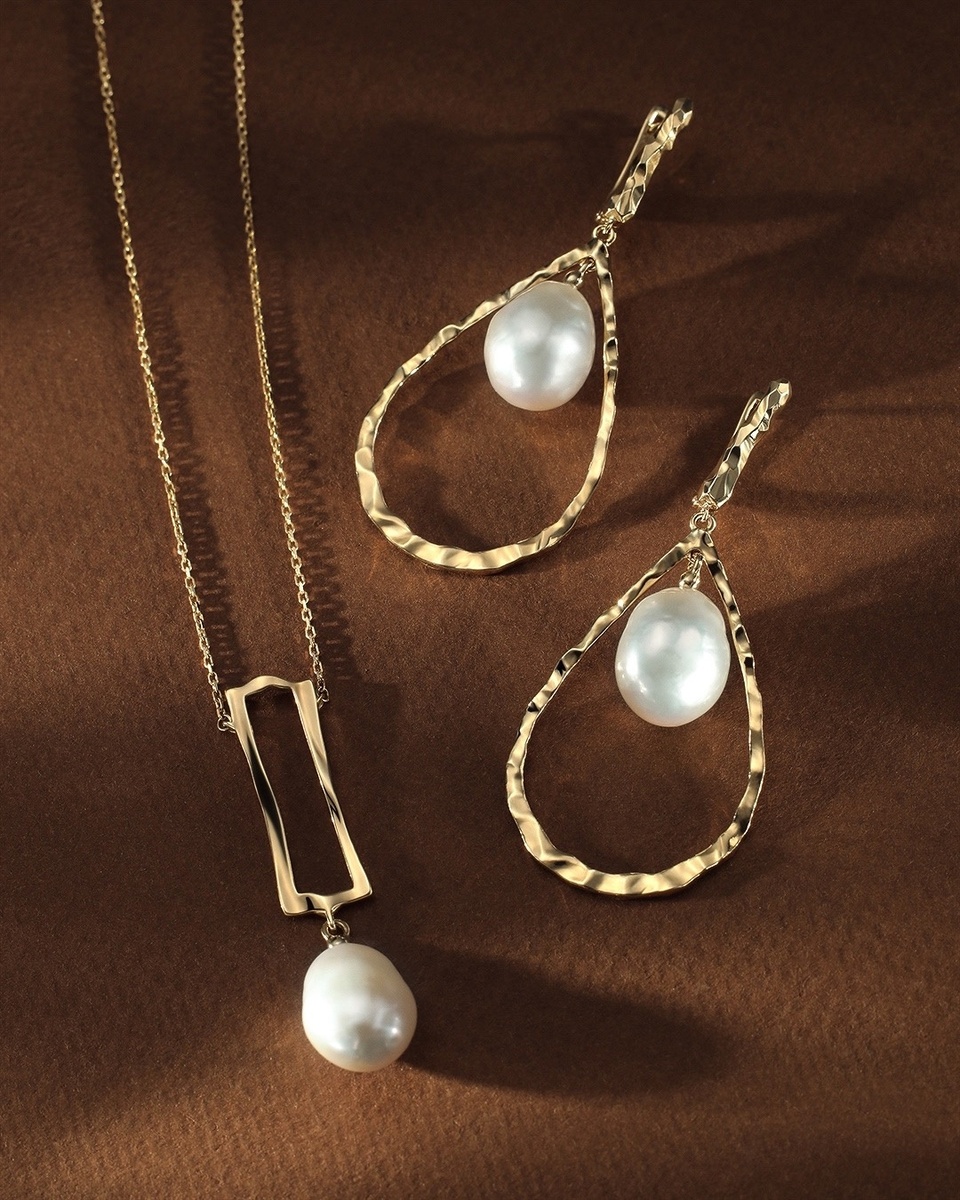 Желтое золото в сочетании с жемчугом