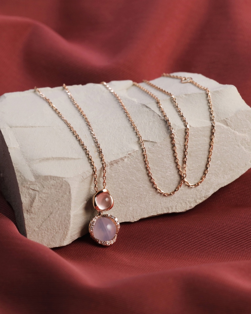 Радужные переливы барочного жемчуга и теплое сияние желтого золота